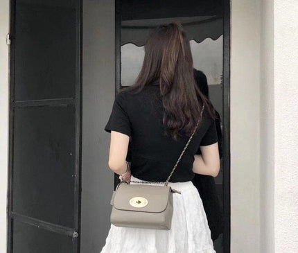 sac-a-bandouliere-rigide-gris-fermeture-laiton-brosse