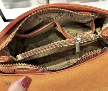 sac-a-bandouliere-rigide-gris-fermeture-laiton-brosse