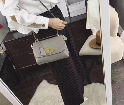 sac-a-bandouliere-rigide-gris-fermeture-laiton-brosse