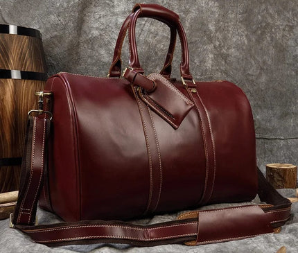 Sac bordeaux avec bandoulière amovible et détails dorés