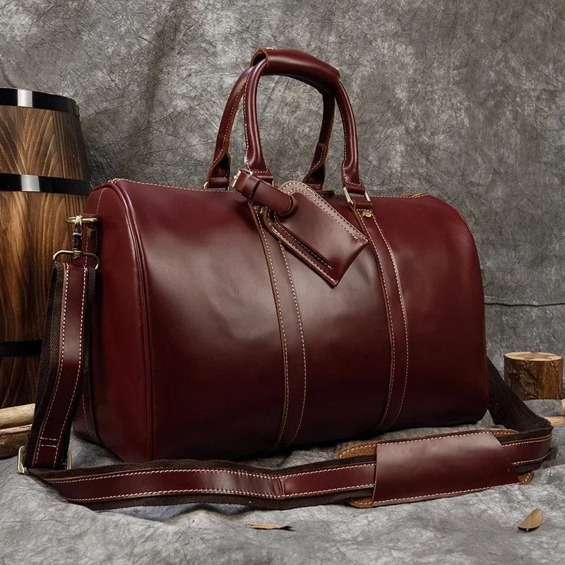 Sac bordeaux avec bandoulière amovible et détails dorés