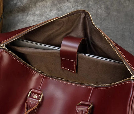 Sac bordeaux avec bandoulière amovible et détails dorés