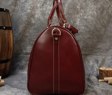 Sac bordeaux avec bandoulière amovible et détails dorés