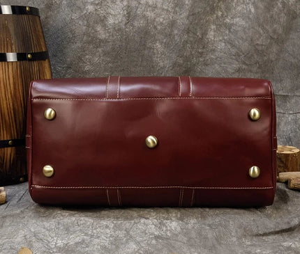 Sac bordeaux avec bandoulière amovible et détails dorés