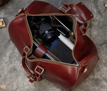 Sac bordeaux avec bandoulière amovible et détails dorés