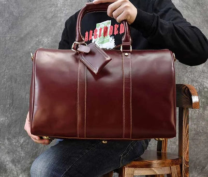 Sac bordeaux avec bandoulière amovible et détails dorés
