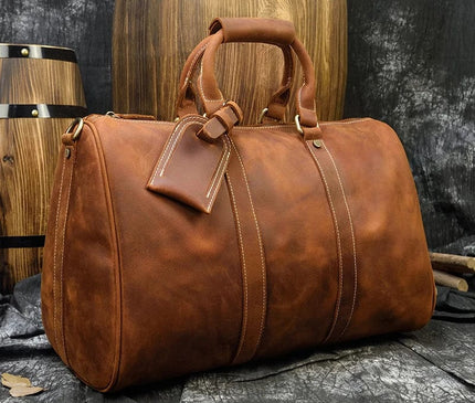 Sac bordeaux avec bandoulière amovible et détails dorés