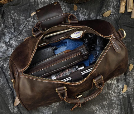 Sac bordeaux avec bandoulière amovible et détails dorés