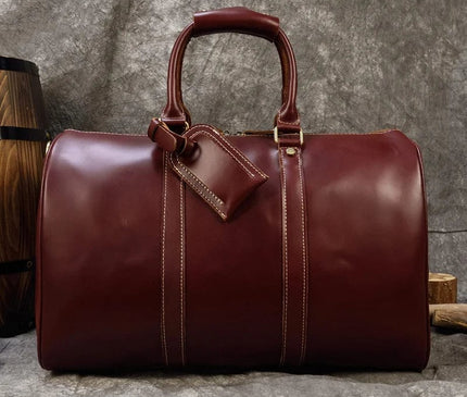 Sac bordeaux avec bandoulière amovible et détails dorés