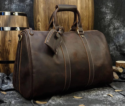 Sac bordeaux avec bandoulière amovible et détails dorés