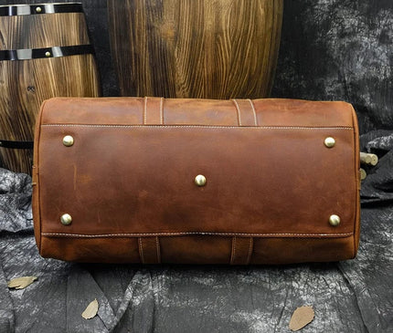 Sac bordeaux avec bandoulière amovible et détails dorés