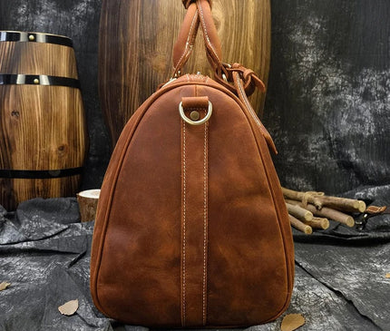 Sac bordeaux avec bandoulière amovible et détails dorés