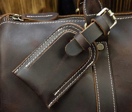 Sac bordeaux avec bandoulière amovible et détails dorés