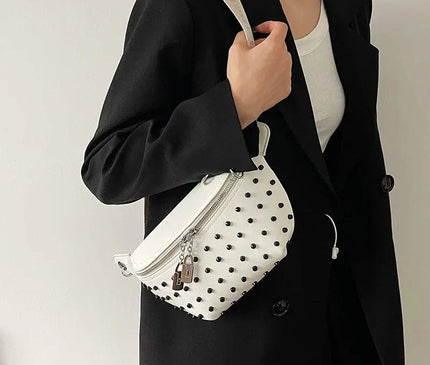 sac-banane-arrondi-cloute-sangle-creme