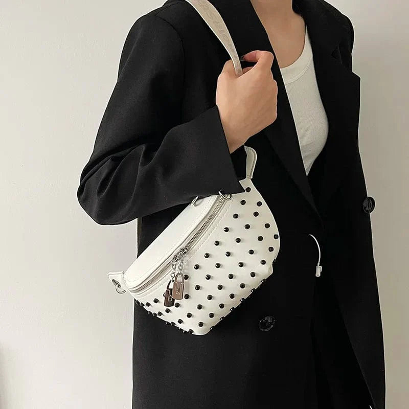 sac-banane-arrondi-cloute-sangle-creme