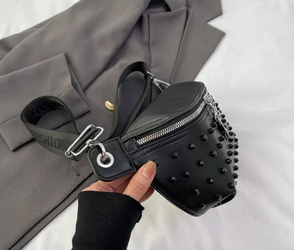 sac-banane-arrondi-cloute-sangle-creme