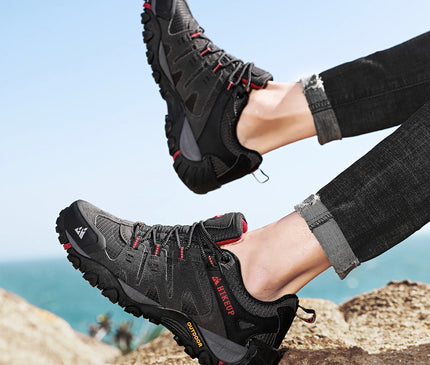 chaussure-randonnee-grise-details-rouges