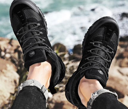 chaussure-randonnee-grise-details-rouges