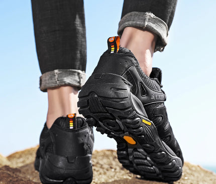 chaussure-randonnee-grise-details-rouges