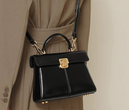 sac-a-main-rouge-boucle-doree-minimaliste