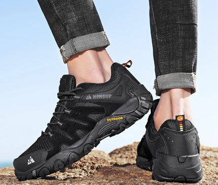 chaussure-randonnee-grise-details-rouges
