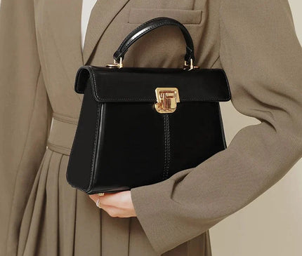 sac-a-main-rouge-boucle-doree-minimaliste