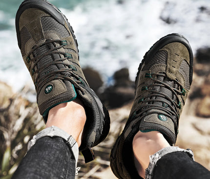 chaussure-randonnee-grise-details-rouges