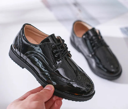 chaussures-a-lacets-noires-details-brogue