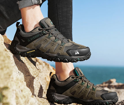chaussure-randonnee-grise-details-rouges