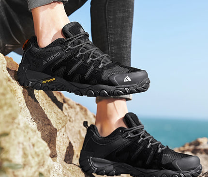 chaussure-randonnee-grise-details-rouges