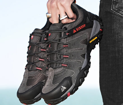 chaussure-randonnee-grise-details-rouges