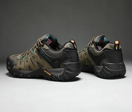chaussure-randonnee-grise-details-rouges