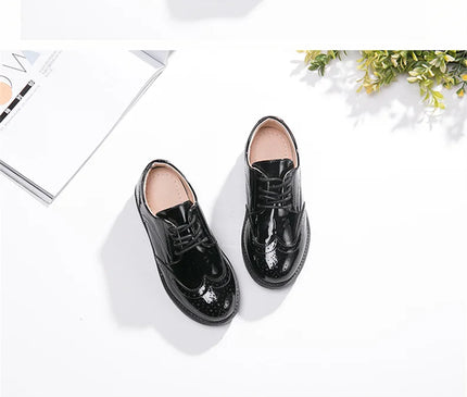 chaussures-a-lacets-noires-details-brogue