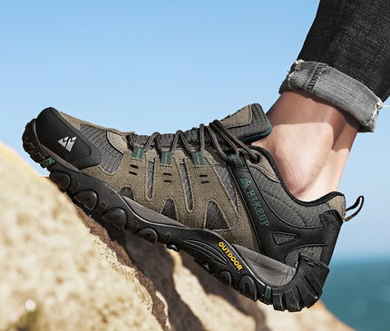 chaussure-randonnee-grise-details-rouges