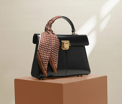 sac-a-main-rouge-boucle-doree-minimaliste