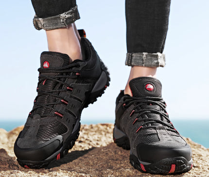 chaussure-randonnee-grise-details-rouges