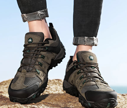 chaussure-randonnee-grise-details-rouges