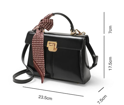 sac-a-main-rouge-boucle-doree-minimaliste