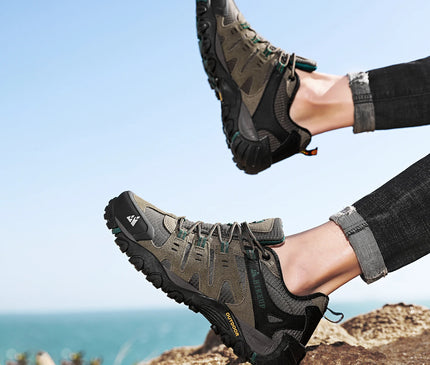 chaussure-randonnee-grise-details-rouges
