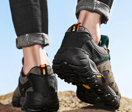 chaussure-randonnee-grise-details-rouges