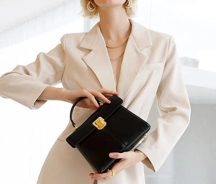 sac-a-main-rouge-boucle-doree-minimaliste
