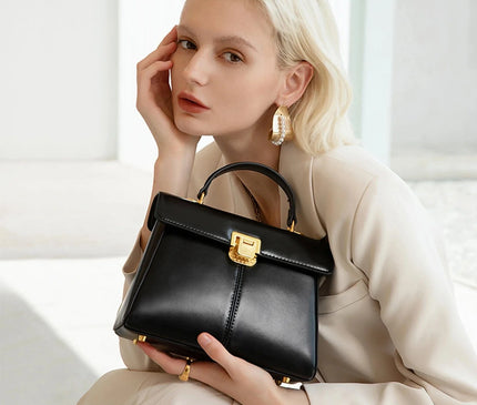 sac-a-main-rouge-boucle-doree-minimaliste