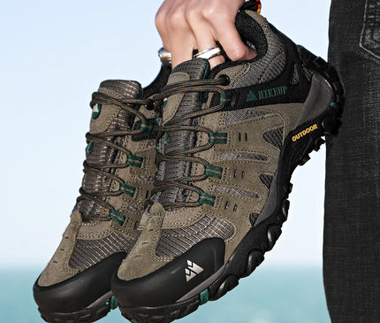 chaussure-randonnee-grise-details-rouges
