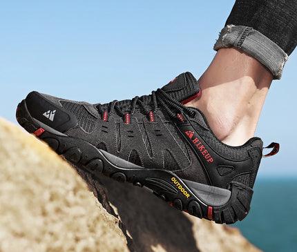 chaussure-randonnee-grise-details-rouges