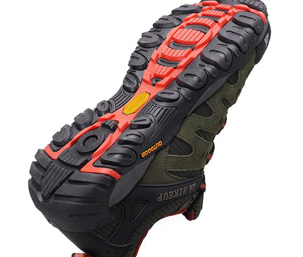chaussure-randonnee-grise-details-rouges