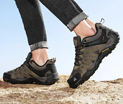 chaussure-randonnee-grise-details-rouges