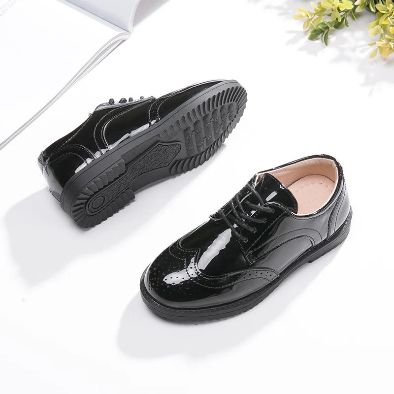chaussures-a-lacets-noires-details-brogue
