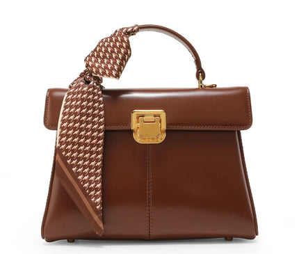 sac-a-main-rouge-boucle-doree-minimaliste