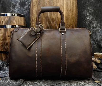 Sac bordeaux avec bandoulière amovible et détails dorés