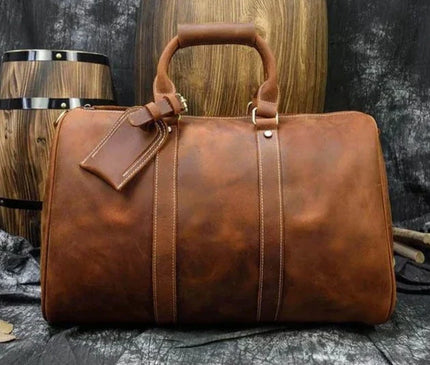 Sac bordeaux avec bandoulière amovible et détails dorés